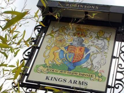 Bed and Breakfast The Kings Arms Уилмслоу Экстерьер фото