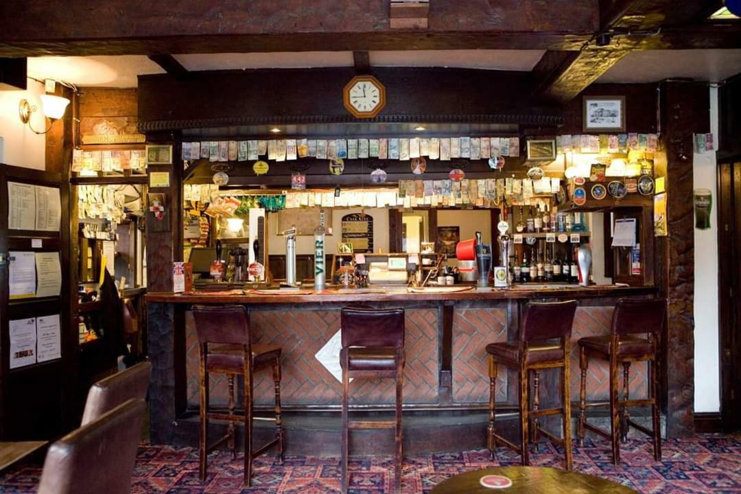 Bed and Breakfast The Kings Arms Уилмслоу Экстерьер фото