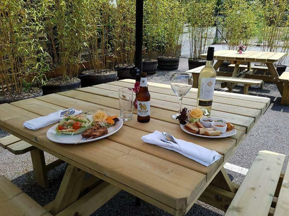 Bed and Breakfast The Kings Arms Уилмслоу Экстерьер фото