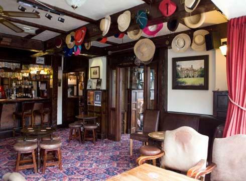 Bed and Breakfast The Kings Arms Уилмслоу Экстерьер фото
